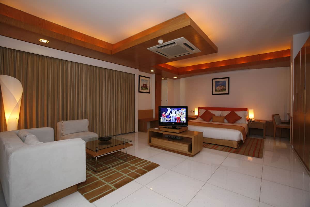 Luxury Suite, 1 King Bed | Living room