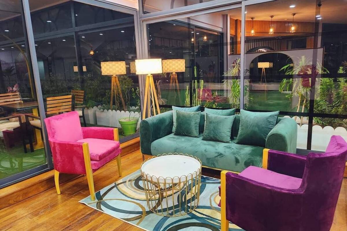 breakfast, lunch served; international cuisine, al fresco dining