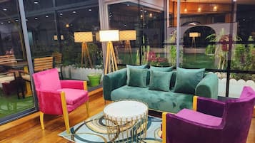 供應早餐、午餐和晚餐,國際料理,露天餐廳
