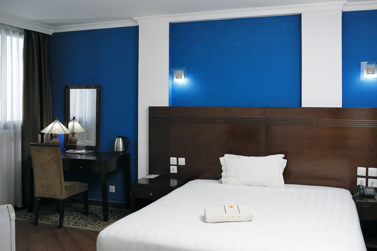 single room, 1 king bed | premium bedding, select comfort beds, minibar, in-room safe