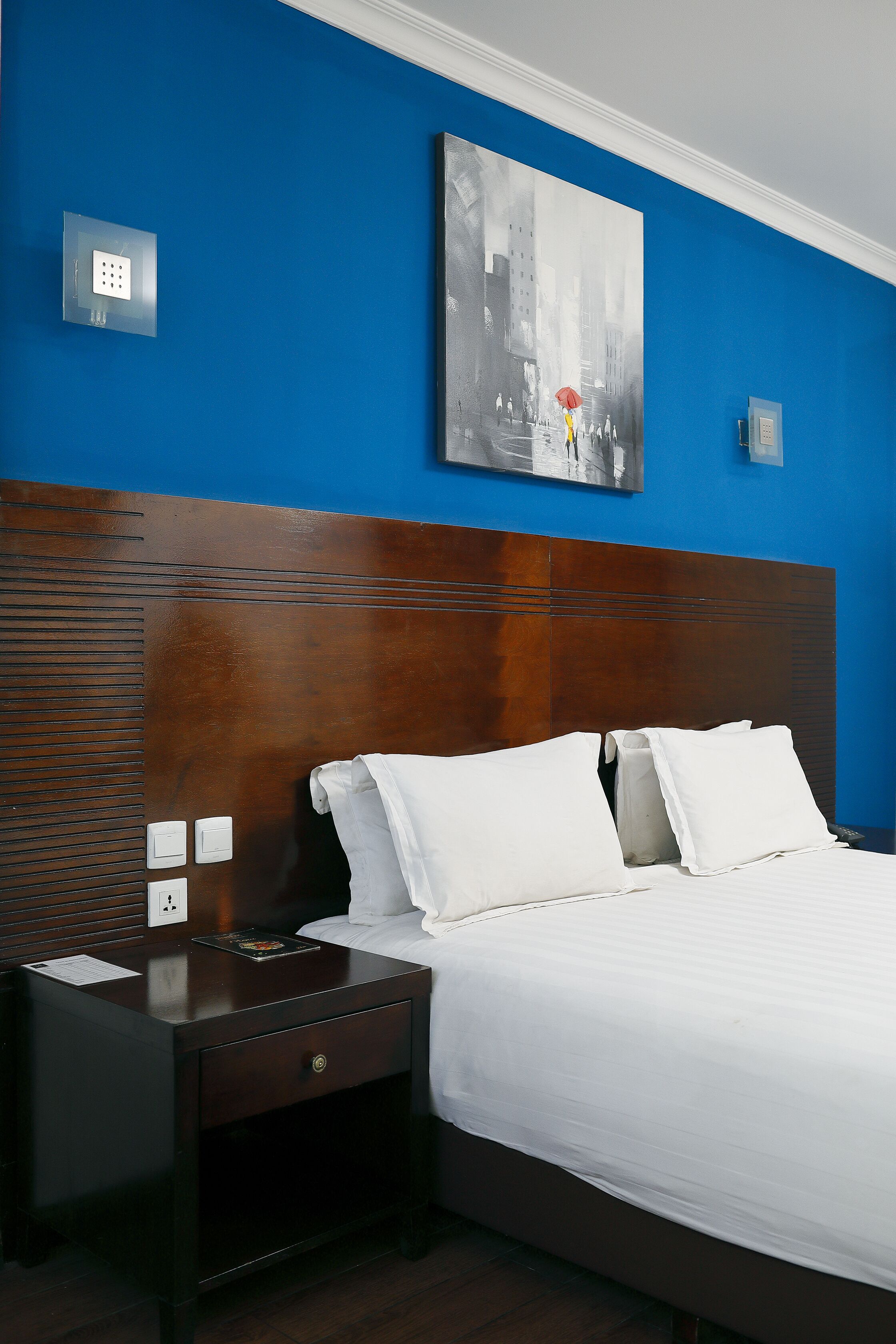 single room, 1 king bed | premium bedding, select comfort beds, minibar, in-room safe