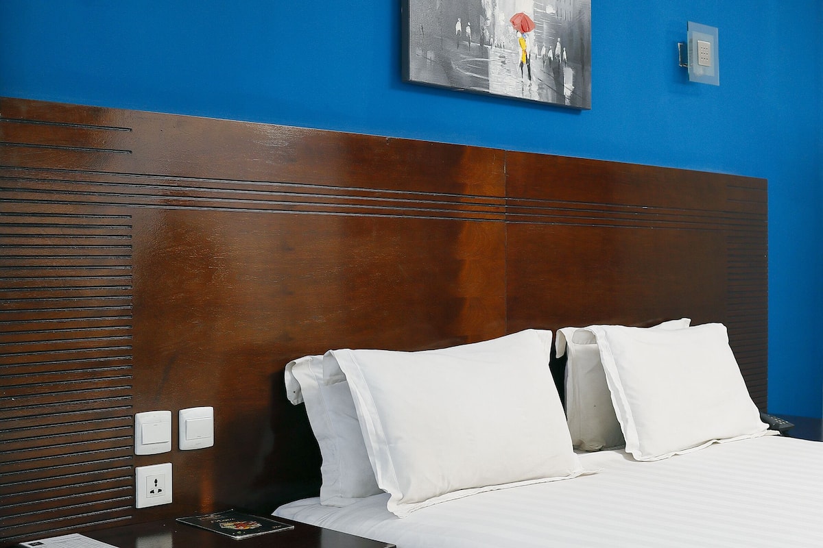 single room, 1 king bed | premium bedding, select comfort beds, minibar, in-room safe