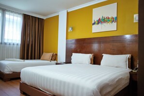 Driepersoonskamer, roken | Luxe beddengoed, Select Comfort-bedden, een minibar