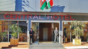 Der Eingang des Central Hotels mit zwei Sicherheitsleuten vor Ort.