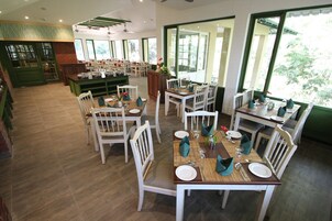 Breakfast, lunch, dinner served; international cuisine 