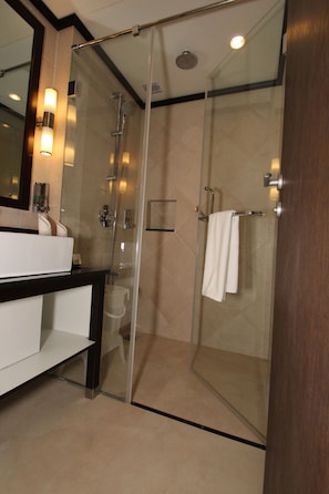 Shower, hair dryer, towels - Club Mahindra Mount Serene (Devikolam)