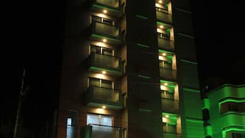 Fassade der Unterkunft – Abend/Nacht