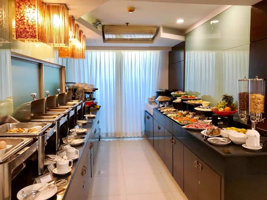 Breakfast, lunch, dinner served; international cuisine