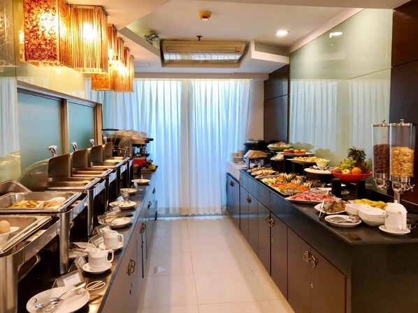 Breakfast, lunch, dinner served; international cuisine 