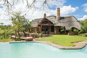 Outdoor pool - Royal Madikwe Game Lodge (Ramotshere Moiloa)