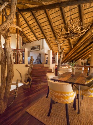Suite (Emperor) | Living area - Royal Madikwe Game Lodge (Ramotshere Moiloa)