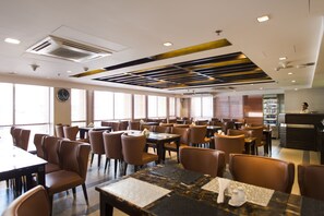 Desayuno buffet (BDT 1400 por persona) 