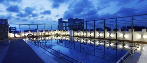 Indoor pool, sun loungers