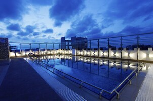 Una piscina techada, sillones reclinables de piscina