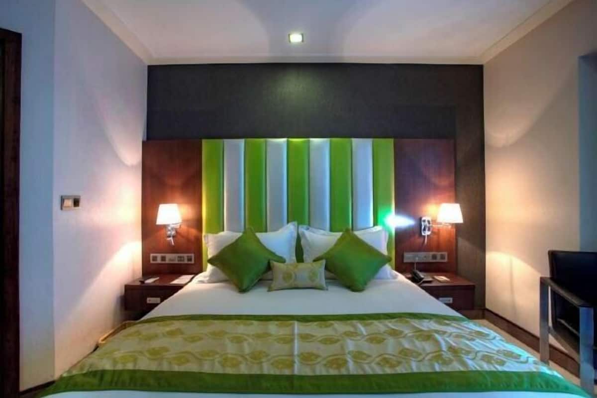1 bedroom, Frette Italian sheets, premium bedding, down comforters