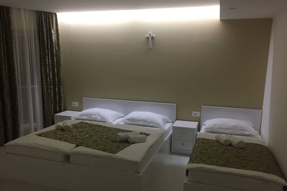 Quadrupla Comfort, vista collina | Una scrivania, insonorizzazione, Wi-Fi gratuito, lenzuola