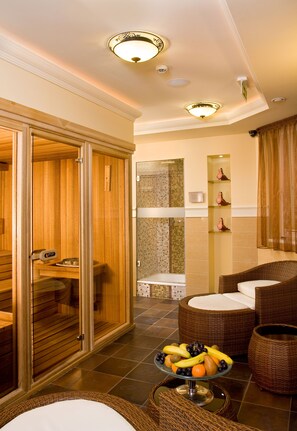 Une salle de bain moderne avec un sauna en bois, une douche en verre et des meubles en osier.