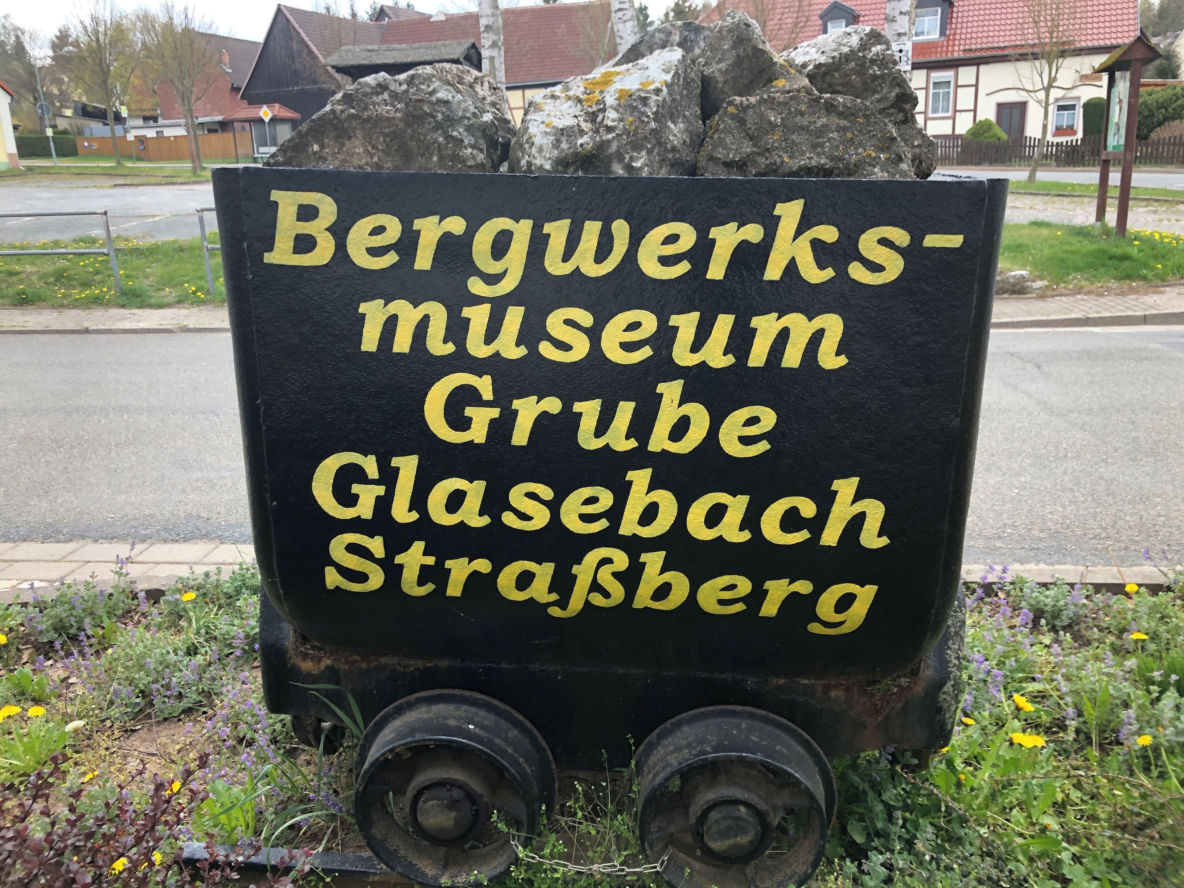 Señal para el Bergwerksmuseum Grube Glasebach Straße en Strassberg.