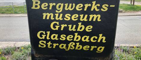 Señal para el Bergwerksmuseum Grube Glasebach Straße en Strassberg.