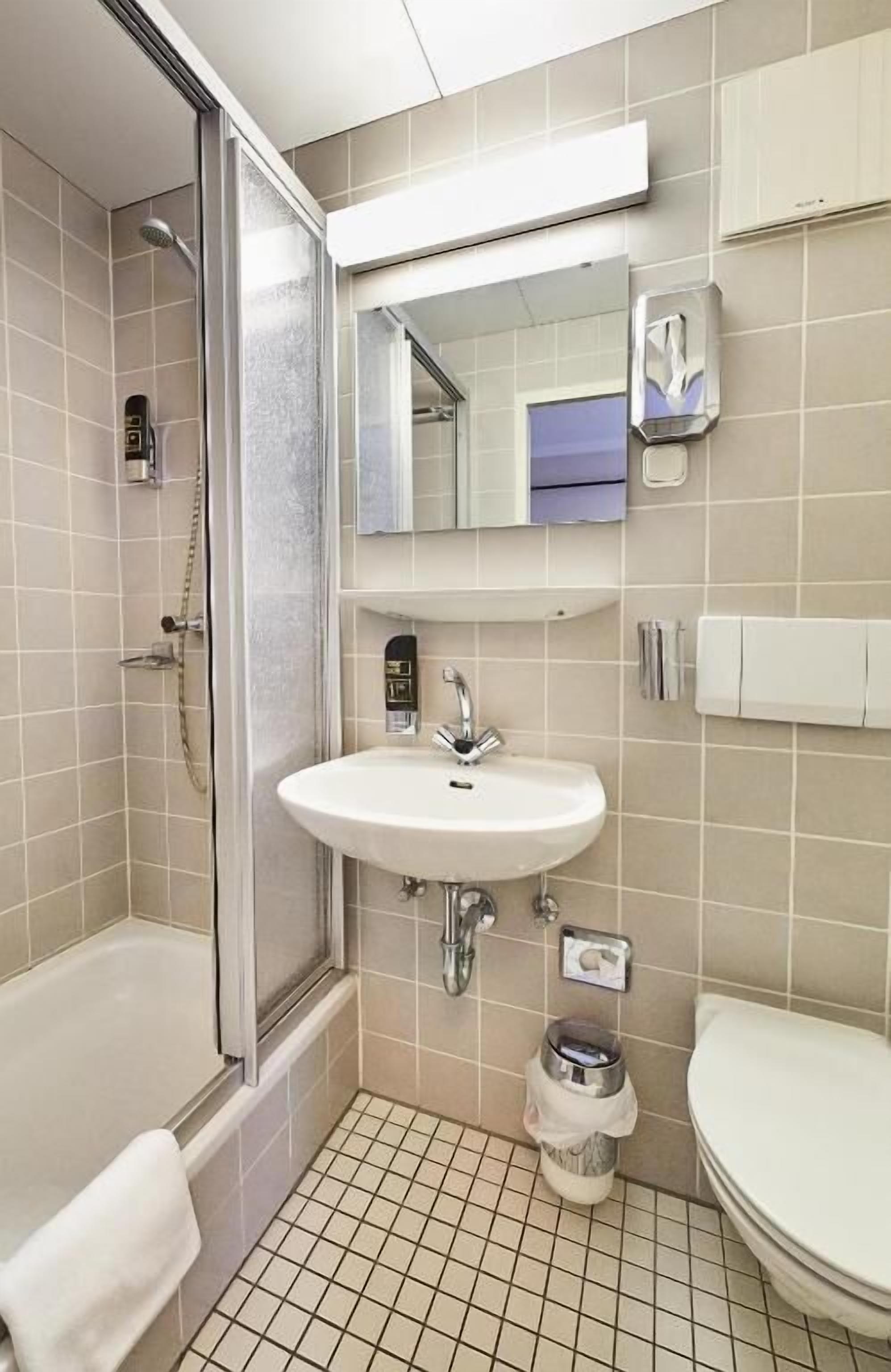 Une salle de bain avec une baignoire, un lavabo, des toilettes et une douche.
