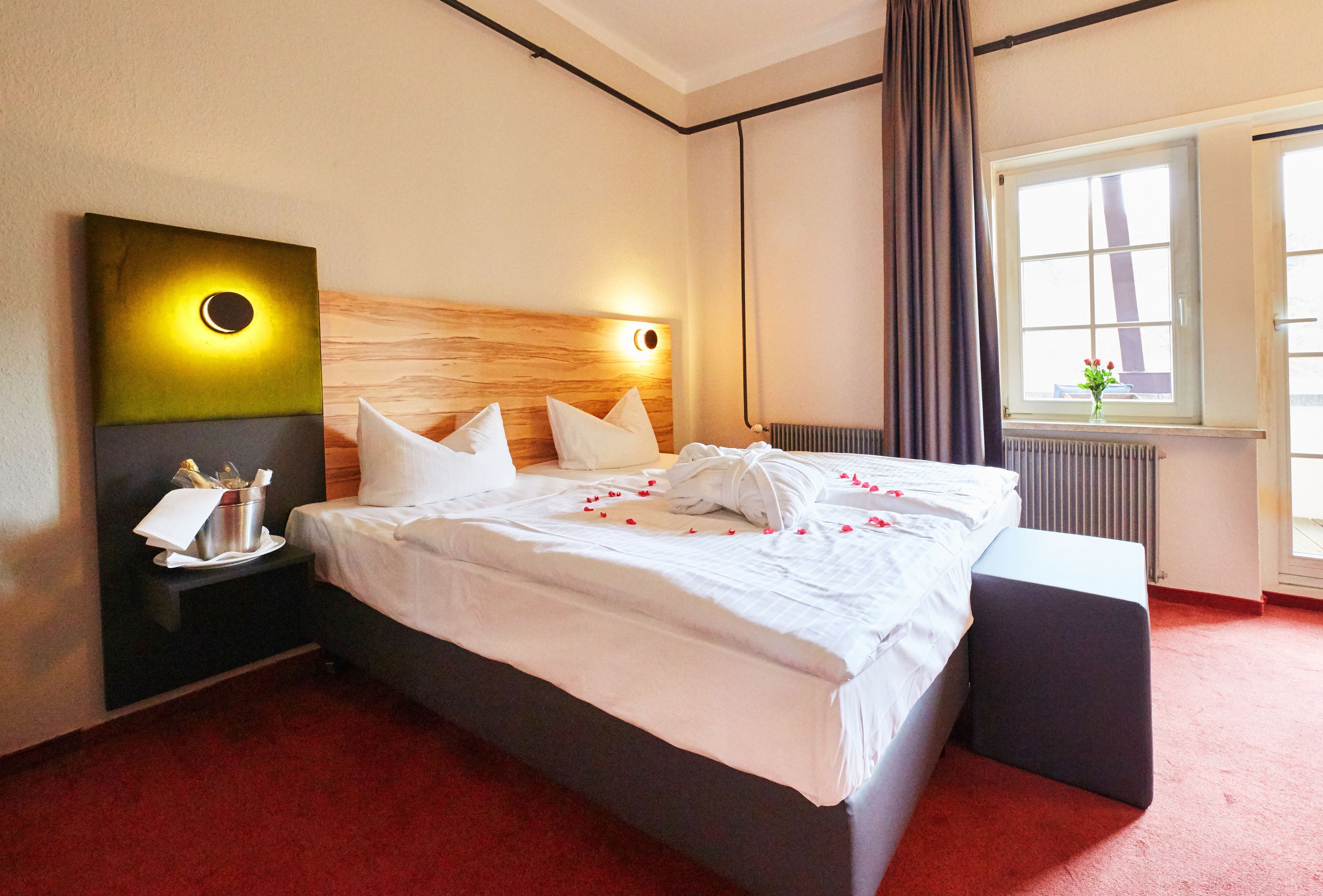 Premium bedding, in-room safe, desk, iron/ironing board