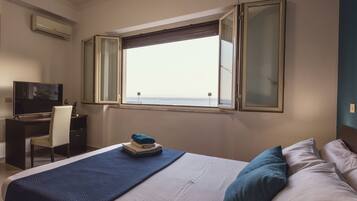 Deluxe kamer, 1 twee- of 2 eenpersoonsbedden, uitzicht op zee | Een minibar, een laptopwerkplek, gratis wifi, beddengoed