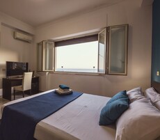 Minibar, espacio para trabajar con laptop, wifi gratis y ropa de cama 