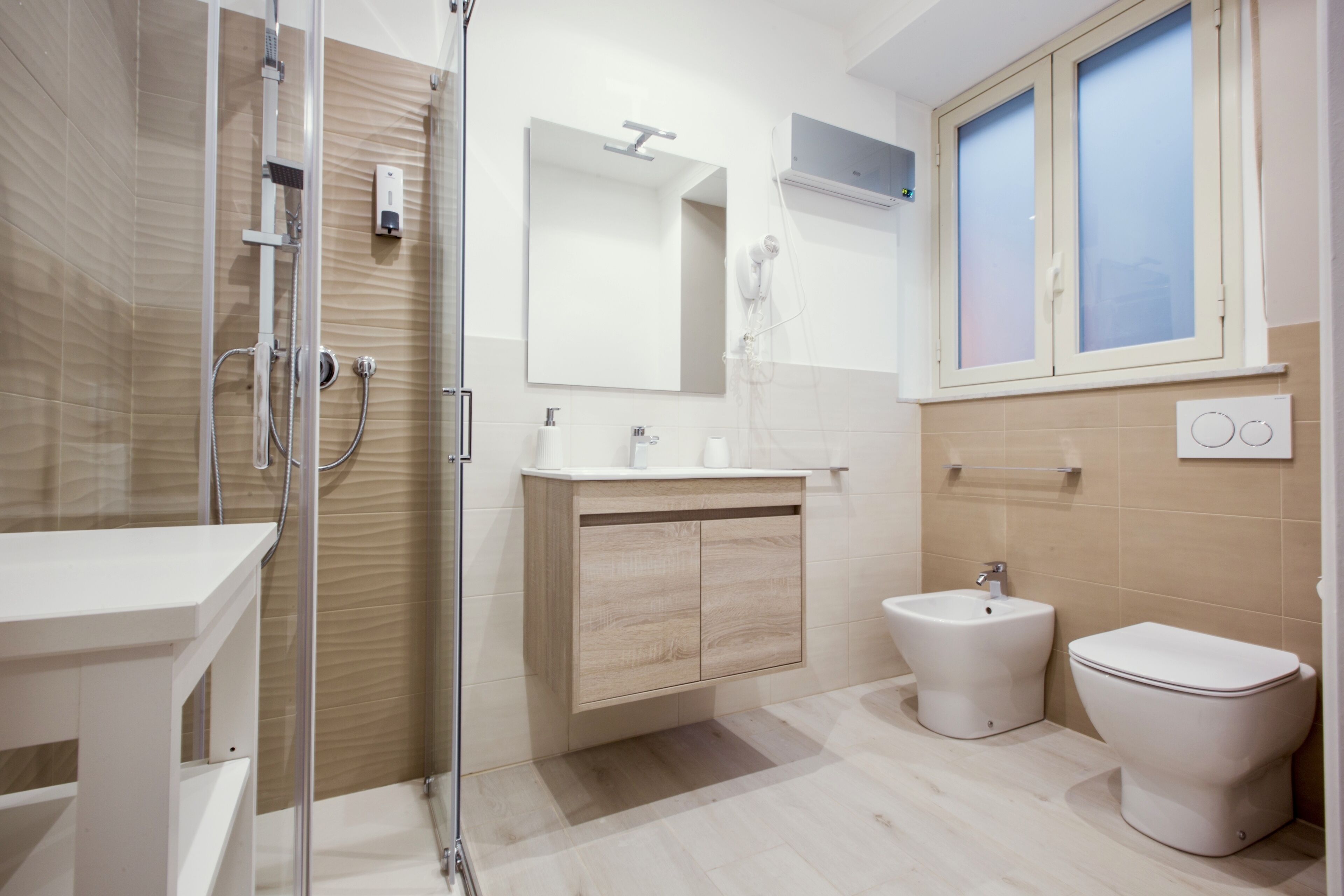 Exclusieve vierpersoonskamer | Badkamer | Een douche,  milieuvriendelijk toiletgerief, een haardroger, een bidet