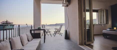 Deluxe-Doppel- oder -Zweibettzimmer, Meerblick | Terrasse/Patio