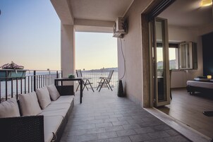Quarto casal ou duplo luxo, vista para o mar | Terraço/pátio