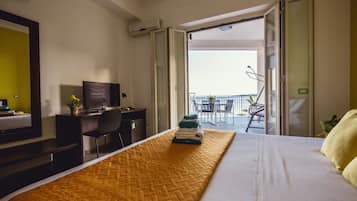 Chambre Deluxe Double ou avec lits jumeaux, vue mer | Minibar, espace de travail pour ordinateur portable