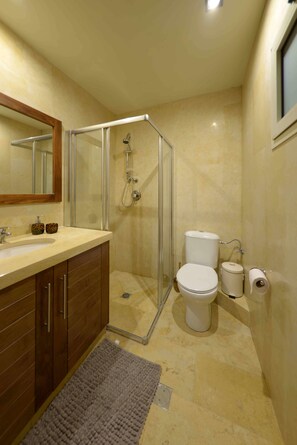 Executive Room, Garden View (Charles Aznavour Suite) | Bathroom shower