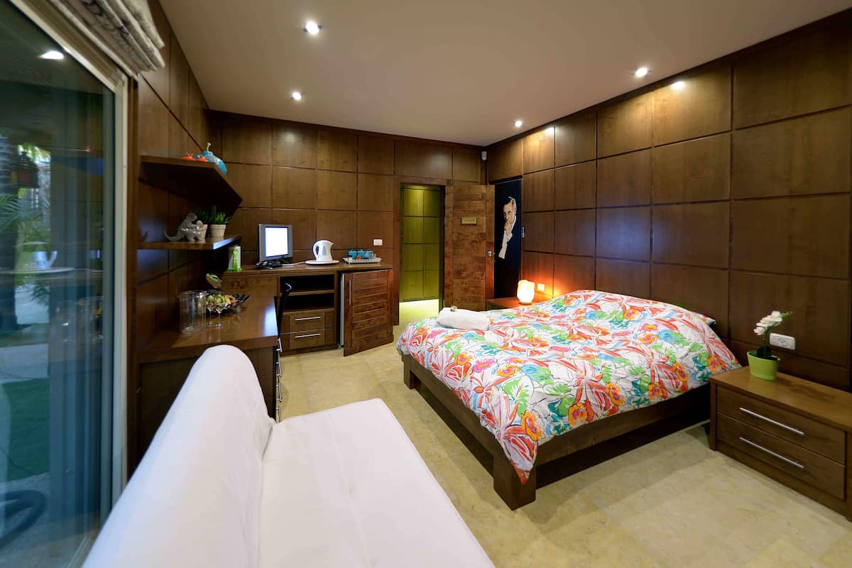 Executive Room, Garden View (Charles Aznavour Suite) | Soundproofing, iron/ironing board (on request), WiFi (free)