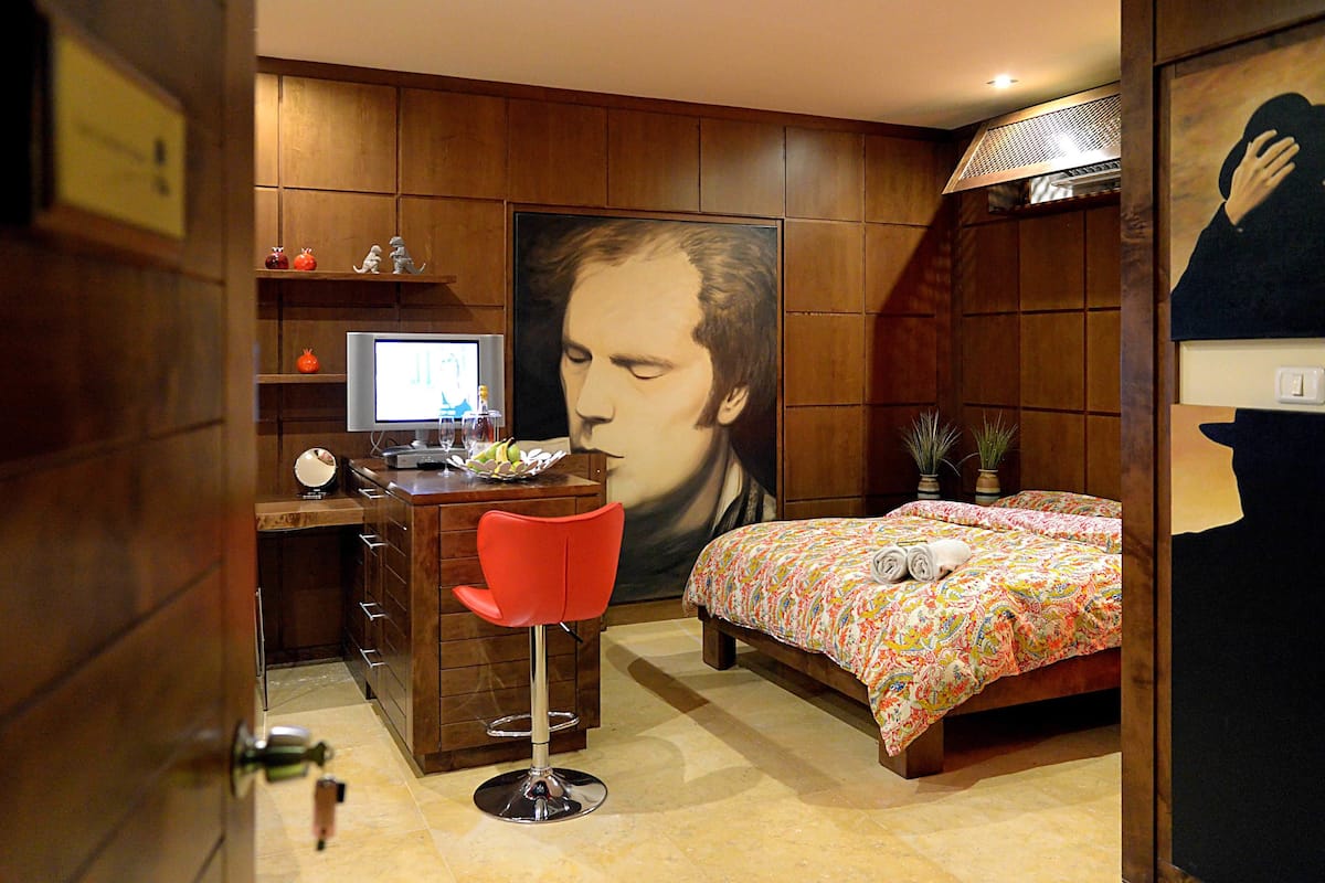 Luxury Studio (Van Morrison Suite) | Soundproofing, iron/ironing board (on request), WiFi (free)