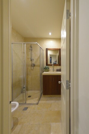 Luxury Quadruple Room, Garden View (Art Suite) | Bathroom shower