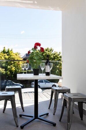 Deluxe Suite, 2 Bedrooms, Kitchen | Balcony - Ascot Budget Inn & Residences (Ascot)
