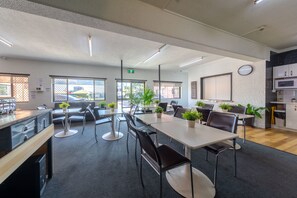 Breakfast area - Ascot Budget Inn & Residences (Ascot)