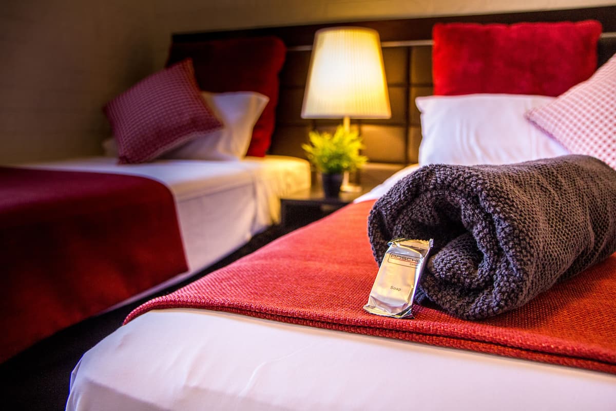 Twin kamer, gedeelde badkamer | 2 slaapkamers, Italiaanse Frette-lakens, luxe beddengoed