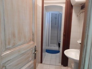 Chambre Triple, salle de bains attenante | Salle de bain