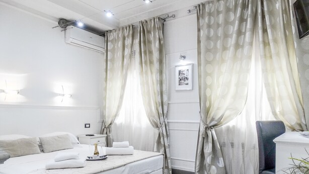 Deluxe Double or Twin Room | Minibar, in-room safe, desk, soundproofing - Le Petit Bijou (Rome)