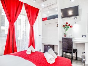 Habitación panorámica con 1 cama doble o 2 individuales | Minibar, caja fuerte, escritorio y sistema de insonorización