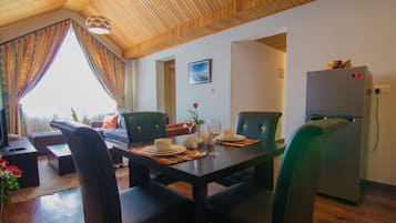 Penthouse Panoramique, 1 chambre, vue ville | Restauration dans la chambre