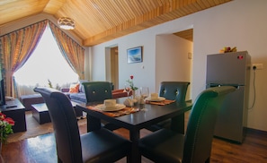 Panoramic Penthouse, 1 Bedroom, City View | In-room dining