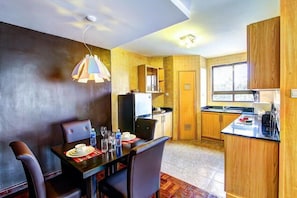 Appartement Standard, 1 chambre, vue sur la ville | Cuisinette privée | Réfrigérateur grande capacité avec congélateur, four à micro-ondes