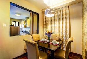 Appartement exécutif, 2 chambres, vue sur la ville | Repas dans la chambre