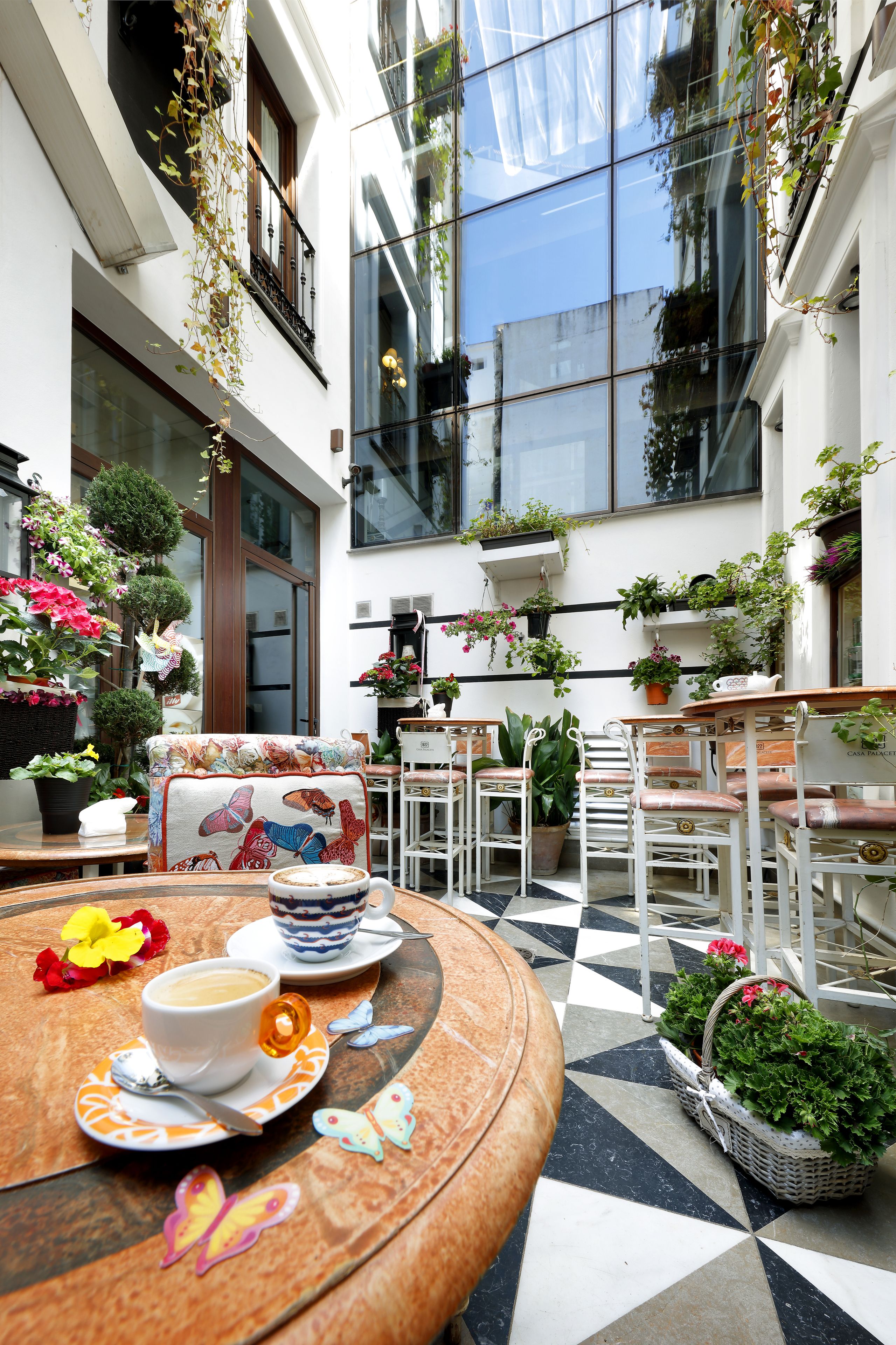 Daily full breakfast (EUR 12.50 per person)