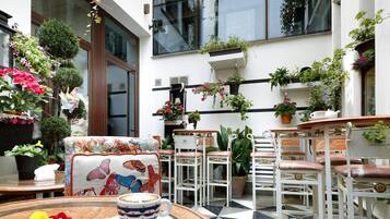 Daily full breakfast (EUR 12.50 per person)