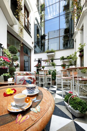 Tägliches großes Frühstück (12.50 EUR pro Person)