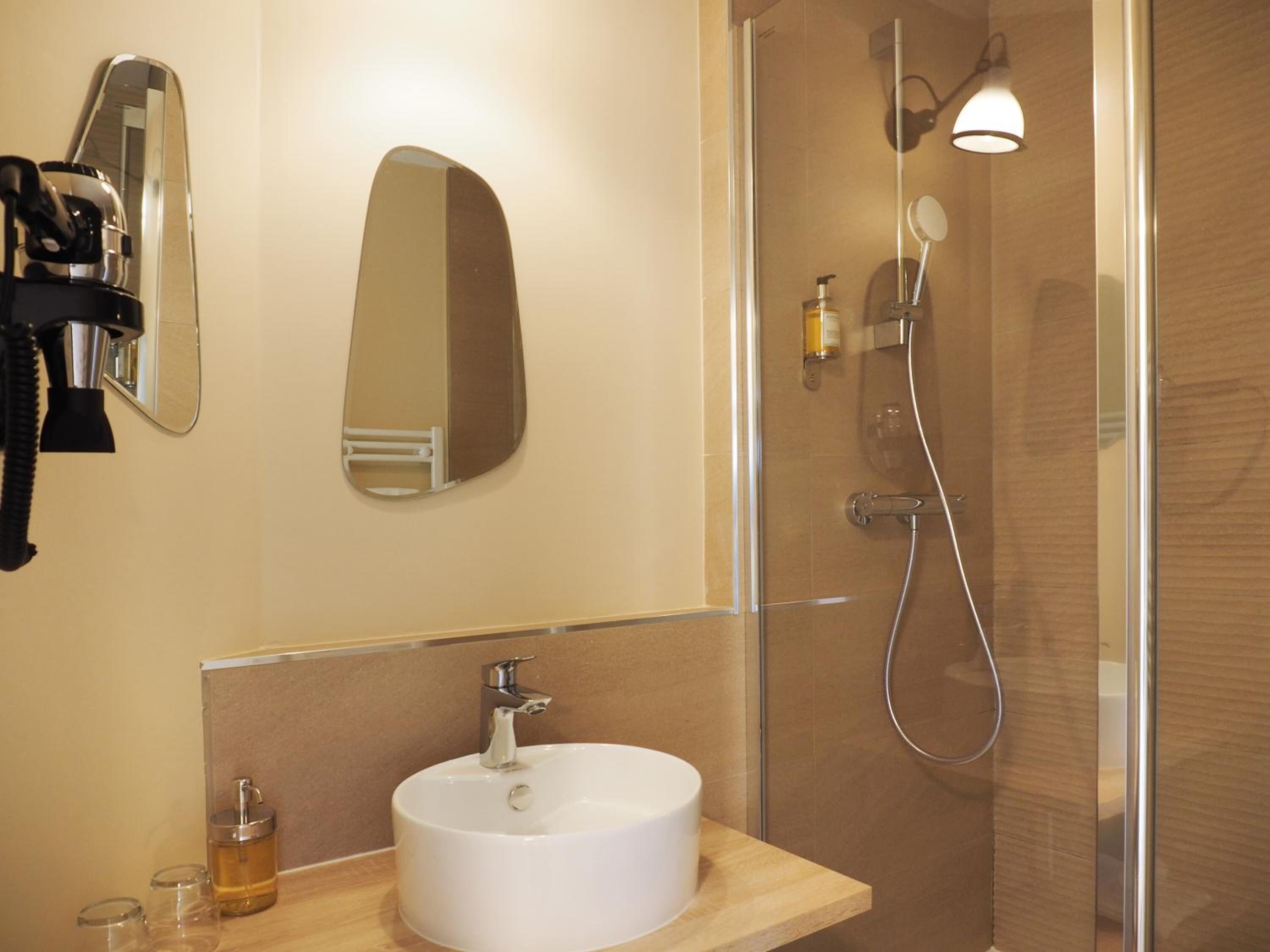 shower, free toiletries, hair dryer, towels