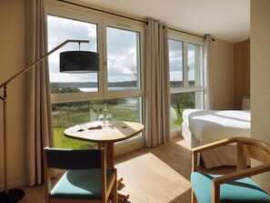 Kahden hengen classic-huone, osittainen valtamerinäköala | Ylelliset vuodevaatteet, Select Comfort -patjalliset sängyt, työpöytä